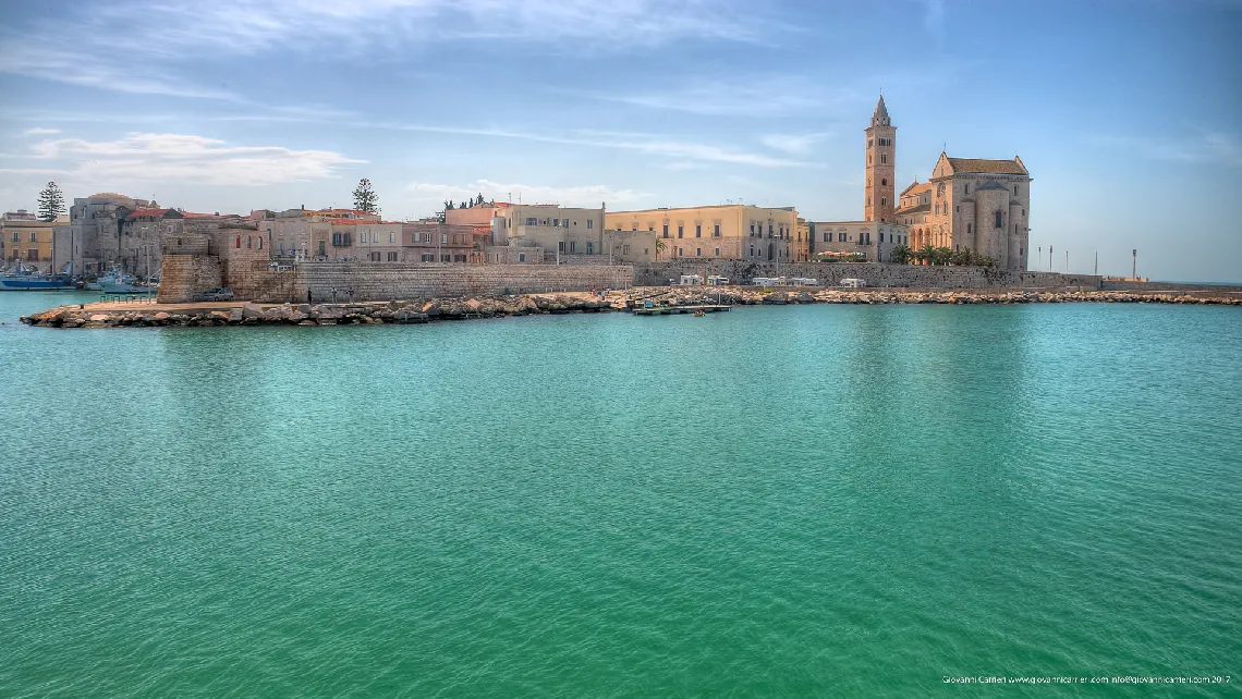 Vista panoramica del centro storico di Trani visto dal molo S. Antuono