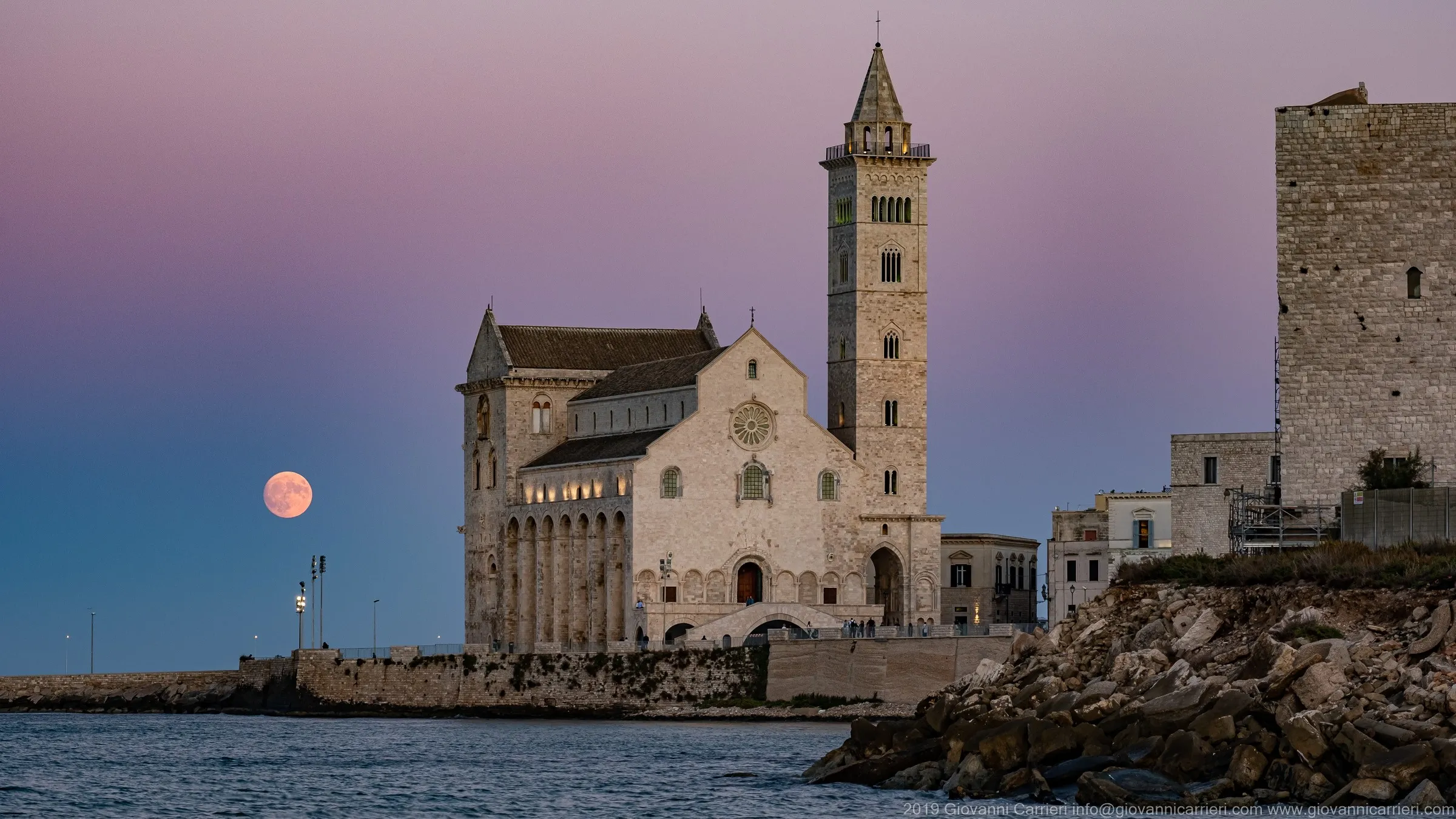 The moon and the Basilica of Trani