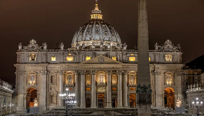 Vista notturna della facciata della Basilica di San Pietro