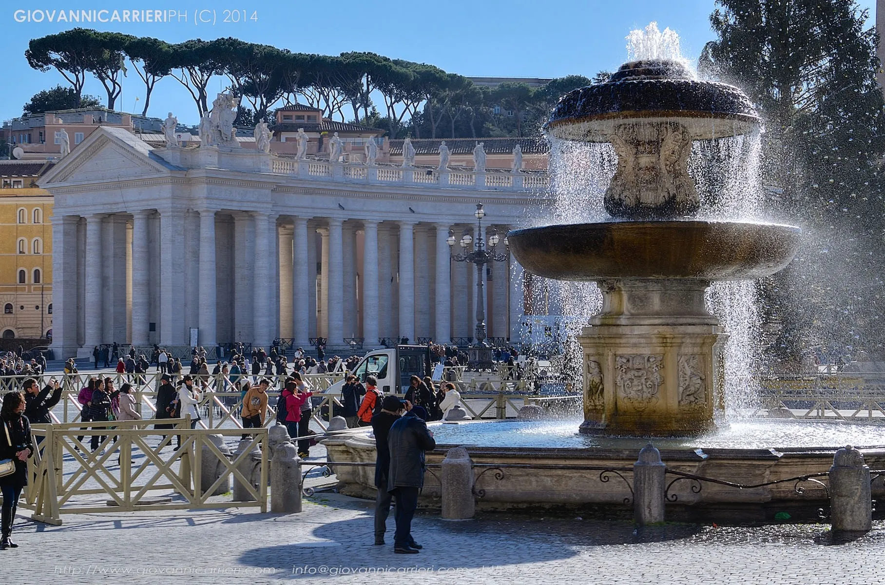 Il colonnato del Bernini e la fontana del Maderno