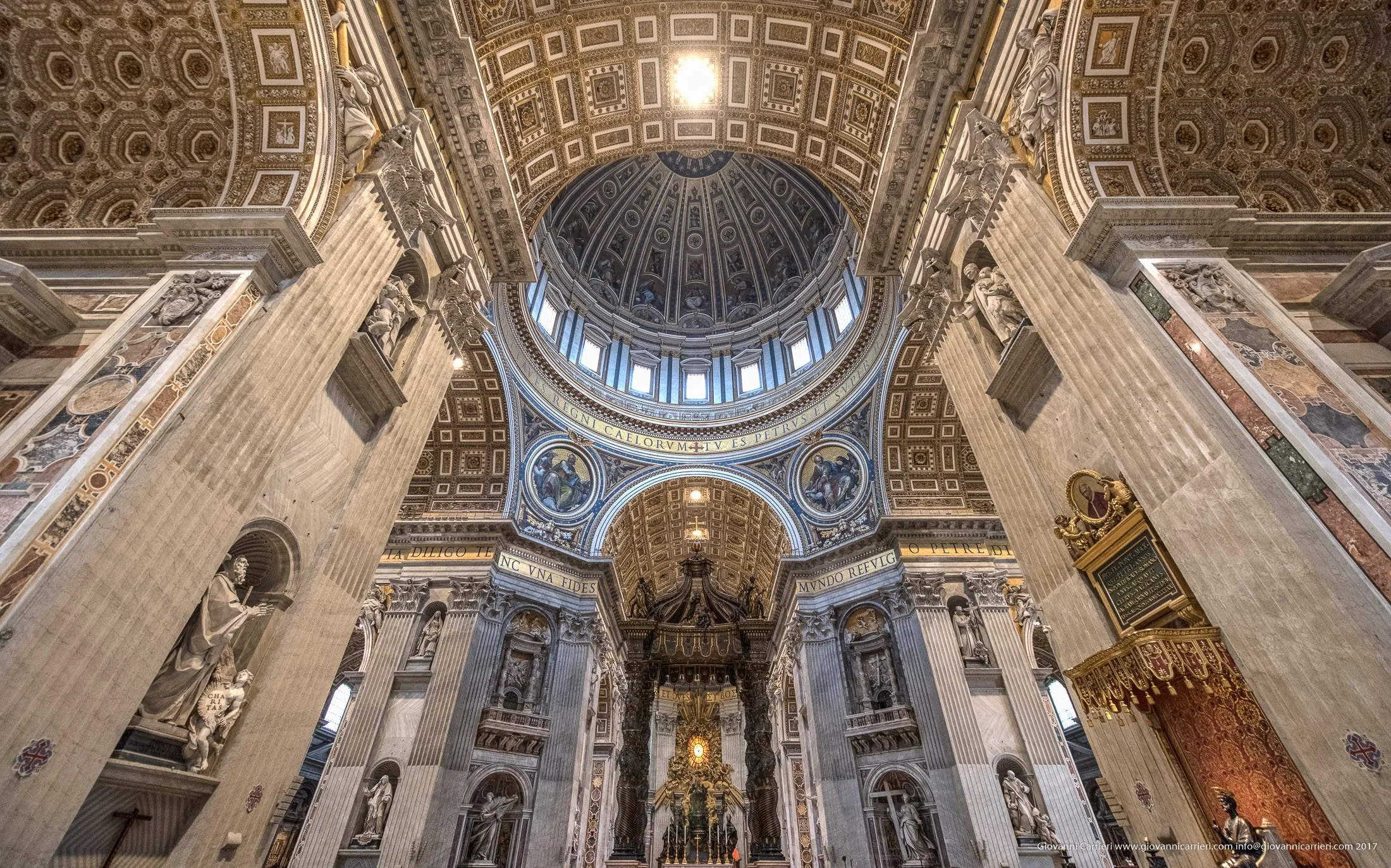 Vista panoramica interna della Basilica di San Pietro ed il cupolone