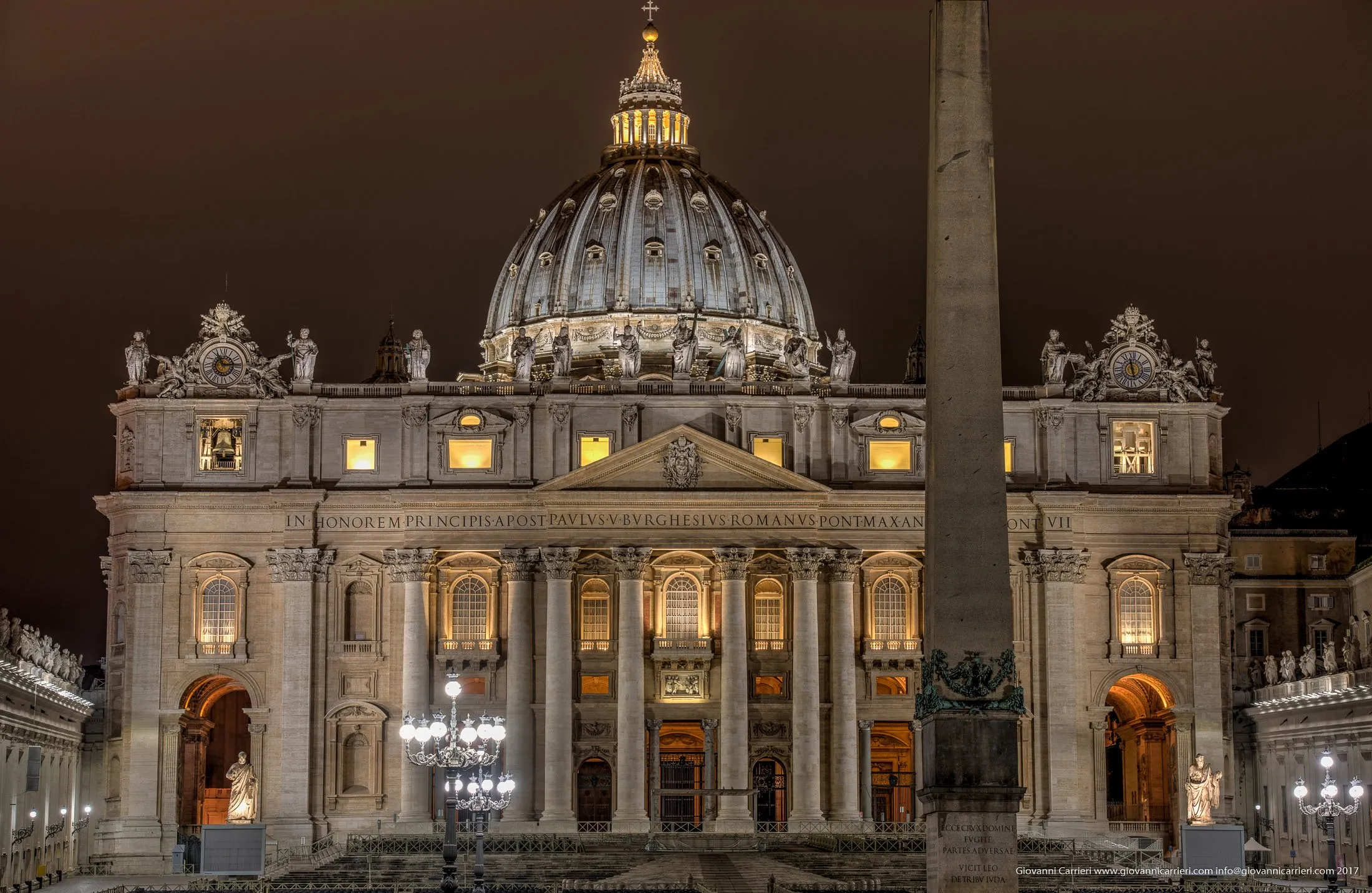 Vista notturna della facciata della Basilica di San Pietro