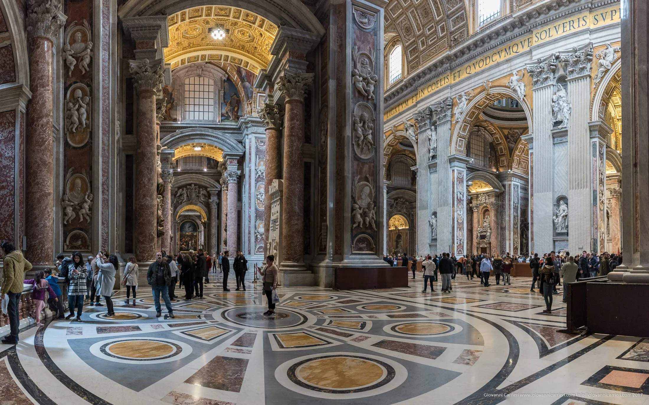 Vista interna della Basilica di San Pietro dalla navata sinistra