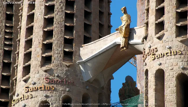 Torri della Sagrada Familia con Scritta Sanctus, Barcellona