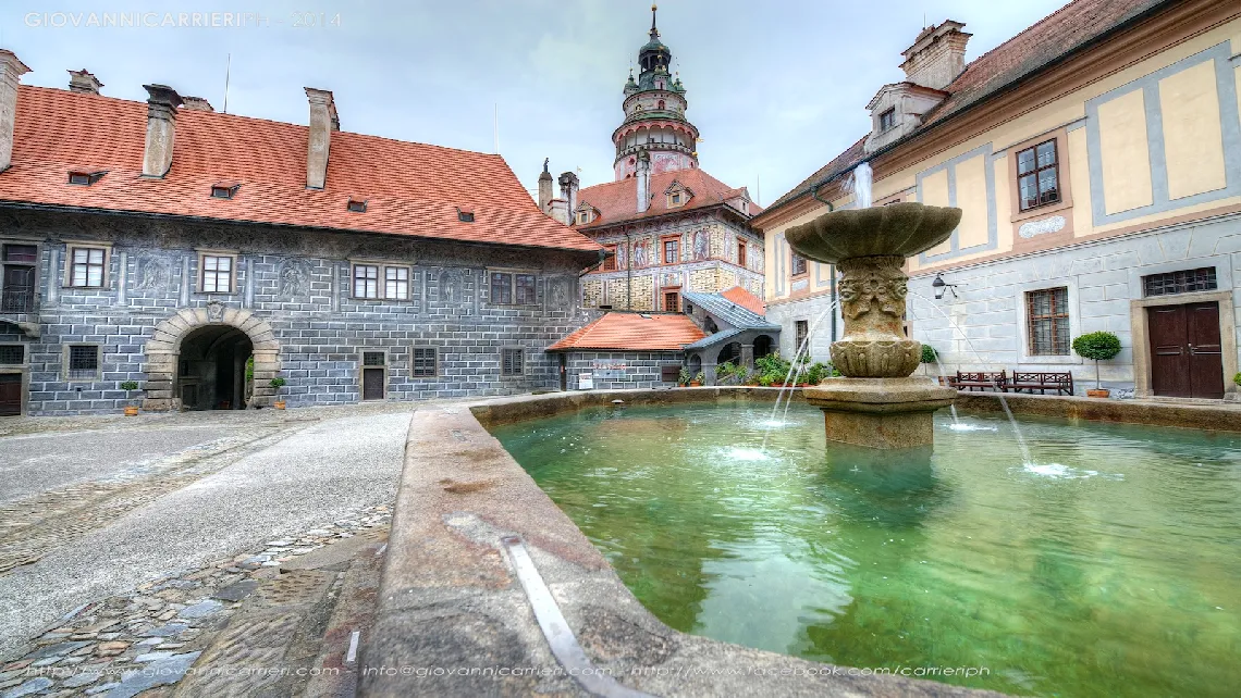 La torre e la piazzetta del Castello di Český Krumlov