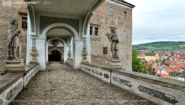 Il Ponte del Mantello con le statue barocche e la vista sulla citta