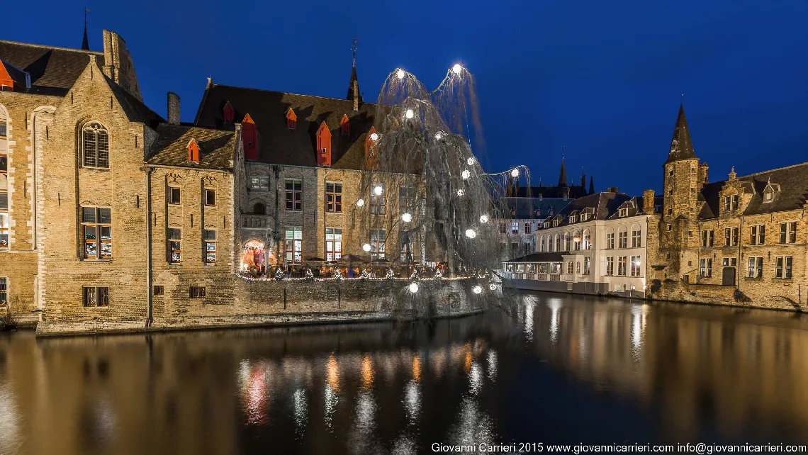 Vista notturna del canale Rozenhoedkaai, Bruges