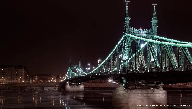 Ponte della Libertà illuminato di notte