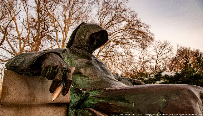 Primo piano della statua dell'Anonimo