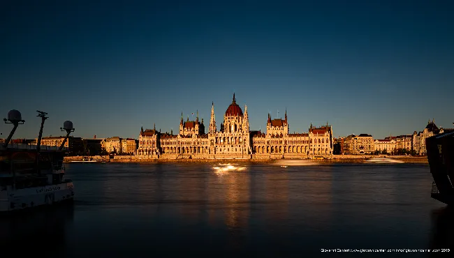Parlamento ungherese al tramonto