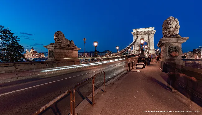 Ponte delle Catene all'ora blu con i leoni