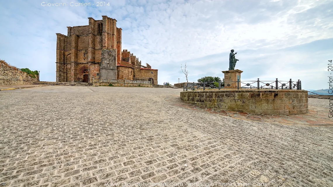 La piazzetta di fronte la chiesa di Santa Maria dell'Assunzione