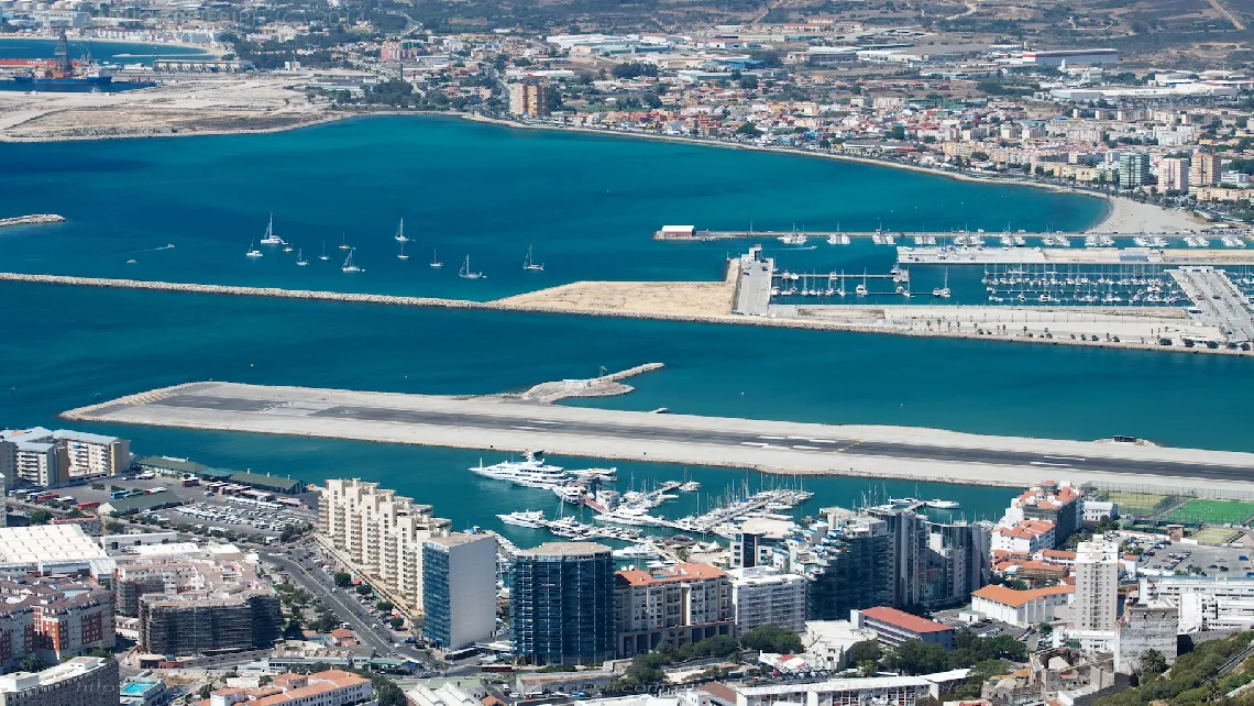 La pista dell'aereoporto di Gibilterra vista dalla Rocca