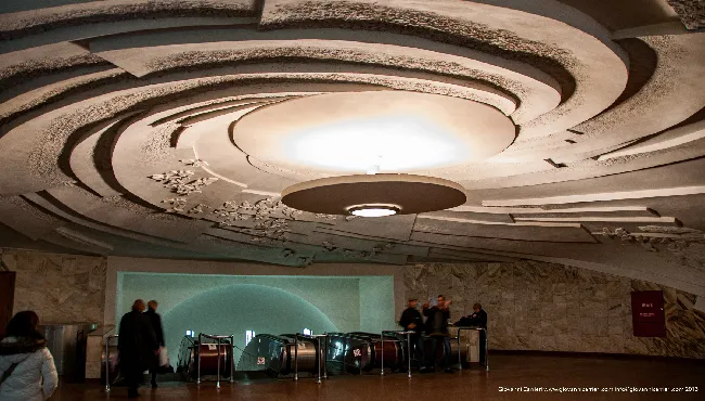 Stazione della metropolitana di Kiev con soffitto a spirale