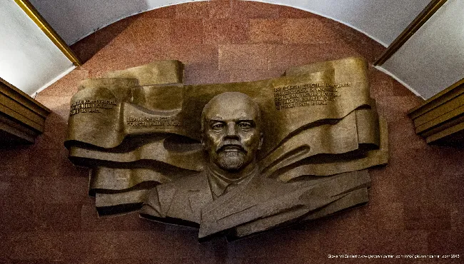 Bassorilievo di Lenin nella metropolitana di Kiev