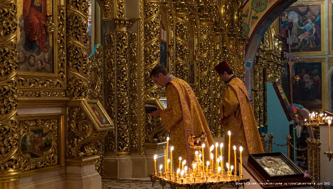 Sacerdoti ortodossi durante la liturgia nella Cattedrale di Kiev