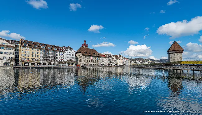 Il ponte Kapellbrücke attraversa il fiume Reuss