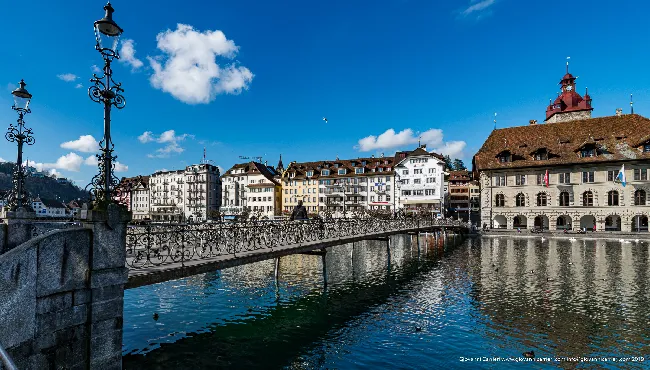 il ponte Rathaussteg, il fiume Reuss e l'antica città di Lucerna