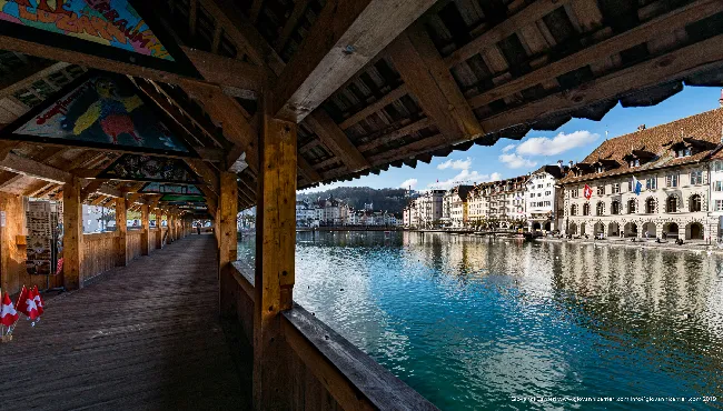 Vista dall'interno del ponte Kapellbrücke di Lucerna e del fiume Reuss