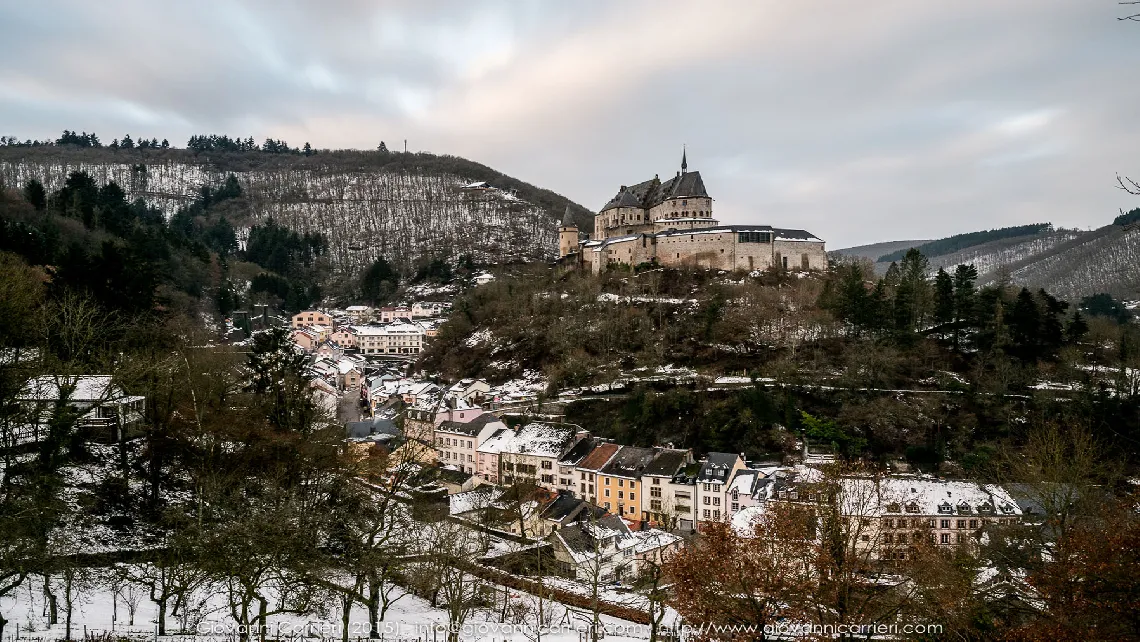 Una panoramica invernale di Vianden con il suo imponente Castello