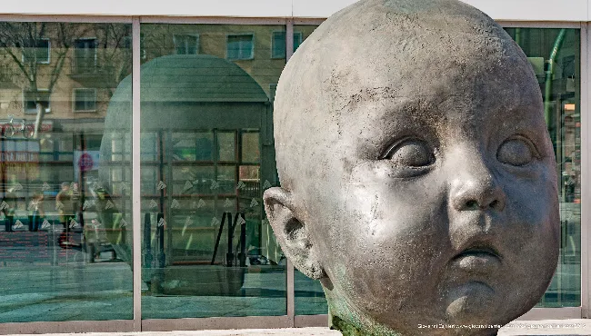 Scultura Dia y Noche alla Stazione di Atocha