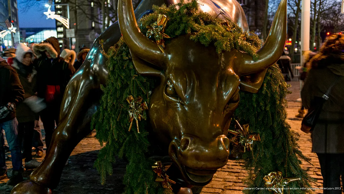 Il toro in carica natalizio di Wall Street