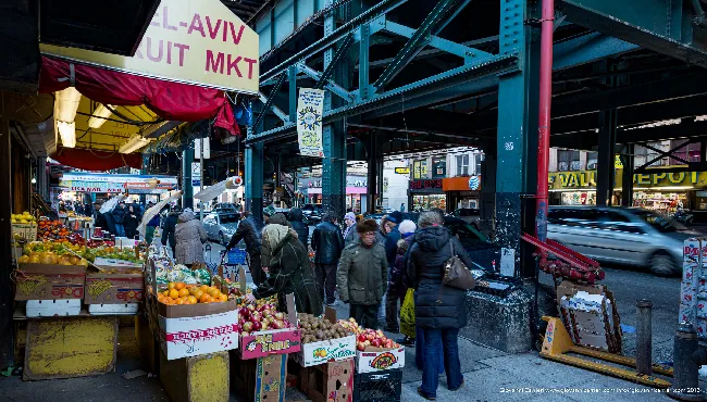 Brighton Beach: Il Mercato Russo sotto la Ferrovia di Brooklyn