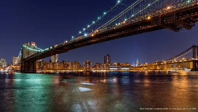 Brooklyn Bridge di Notte: Icona di New York sull'East River