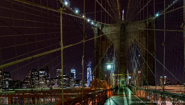 Passeggiata sul Brooklyn Bridge: Cavi e Struttura di Notte