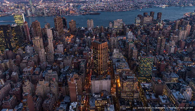 East River dall'Empire State Building: Vista Aerea al Crepuscolo