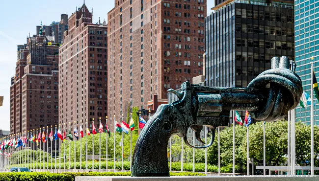 Non-Violence: La Pistola Annodata ai Giardini delle Nazioni Unite