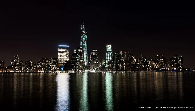 Skyline Notturna di Manhattan dal New Jersey Waterfront