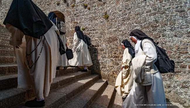 Suore che camminano in Mont San-Michel