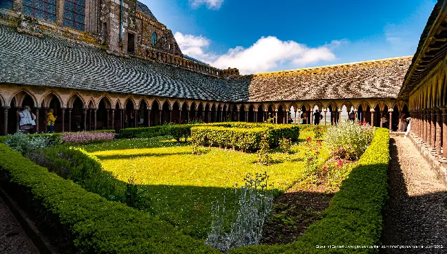 Il chiostro dell'abbazia di San Michele Arcangelo