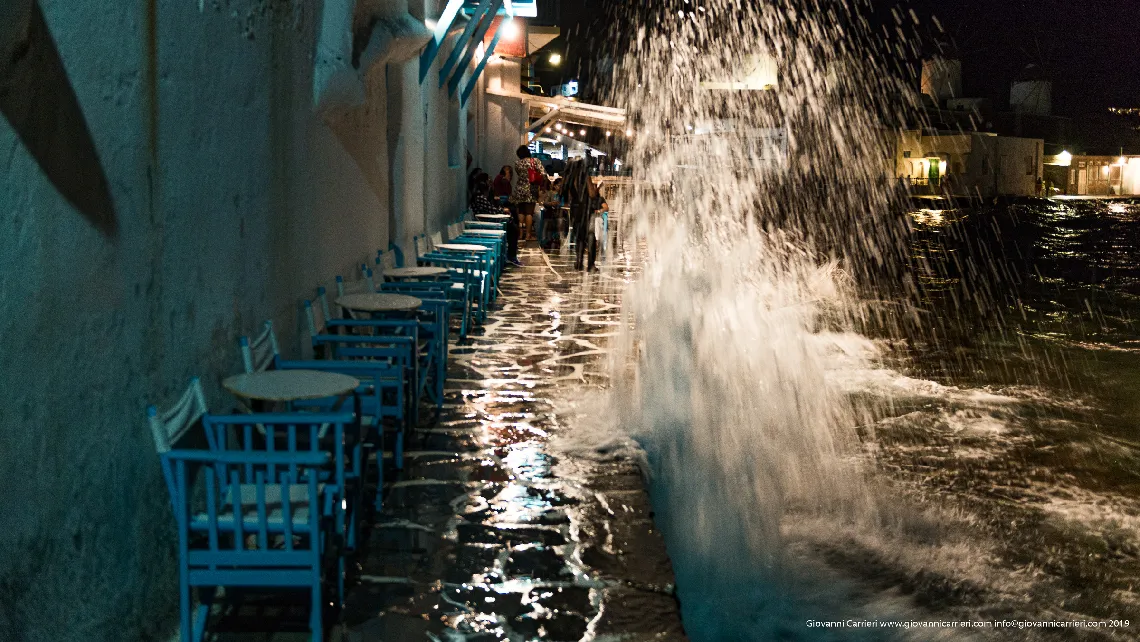 I mulini a vento visti dai tavolini dei ristoranti di Chora - Mykonos