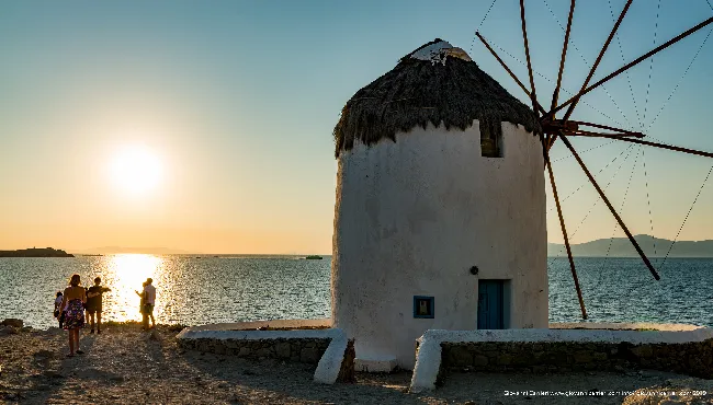Il tramonto cala sui mulini di Mykonos