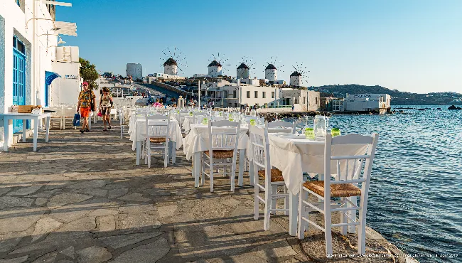 Passeggiando sul lungomare di Chora - Mykonos