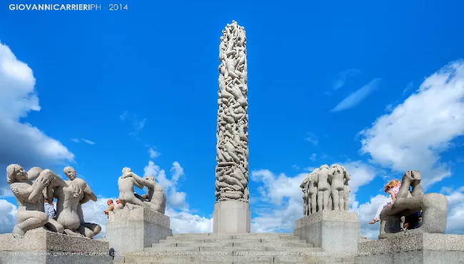 Vista frontale del Monolita di Vigeland