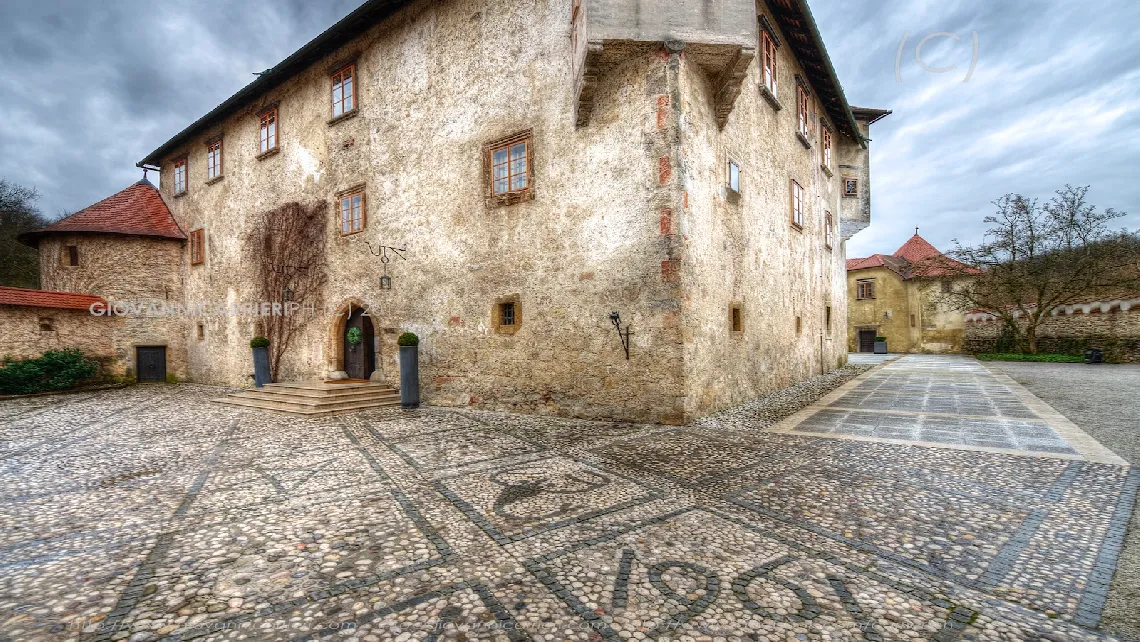 I segni zodiacali arricchiscono il pavimento esterno del castello di Otocec