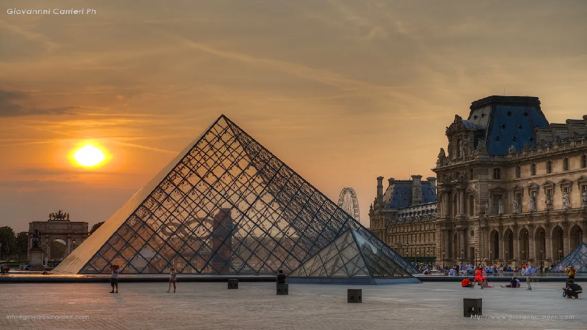 La Piramide - Museo del Louvre