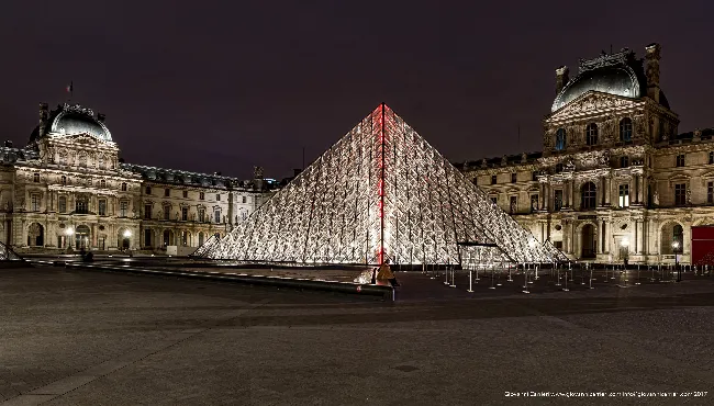 Museo del Louvre e Piramide di Notte, Parigi