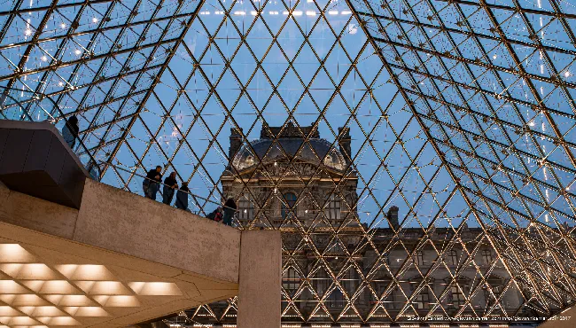 Piramide del Louvre al Tramonto, Parigi