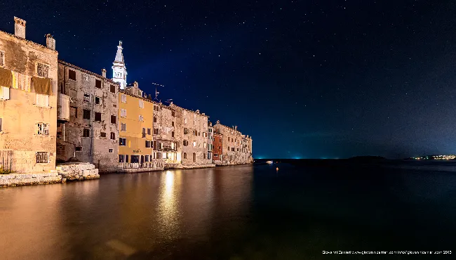 Panorama notturno di Rovigno