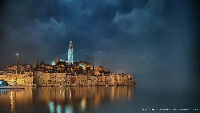 Rovigno di notte, tra nebbia e luna