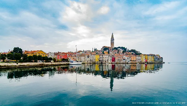 Rovigno si specchia nel mare calmo