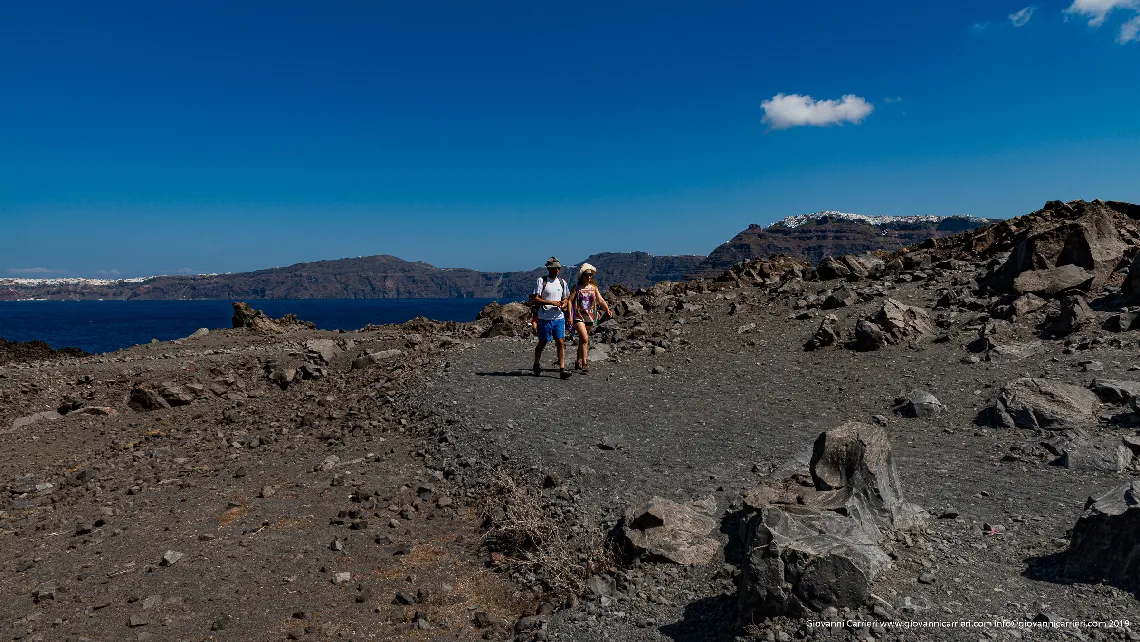 Passeggiando sul nuovo Vulcano posto al centro della Caldera di Santorini