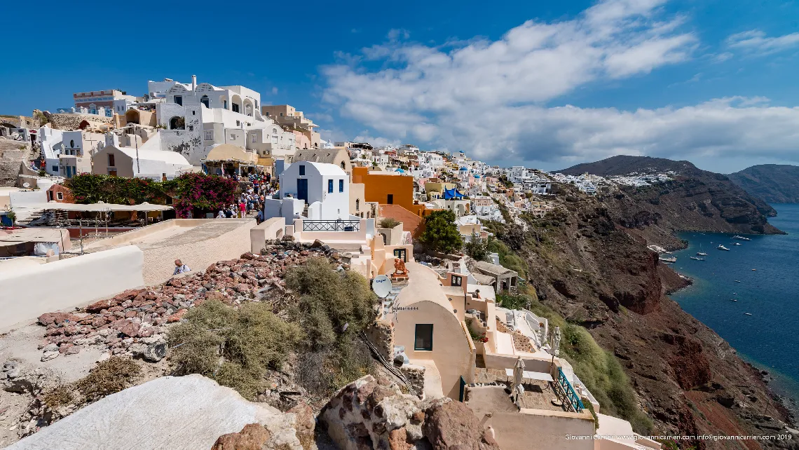 Una moltitudine di colori pastello incornicia Oia - Santorini