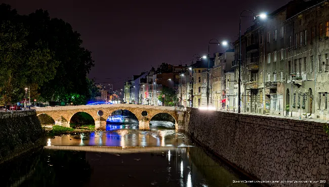 Ponte Latino dal lungofiume Kulina Bana a Sarajevo