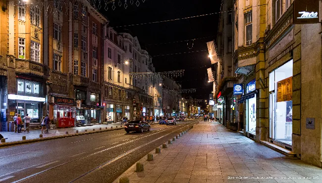 Via Maresciallo Tito nel centro di Sarajevo di notte