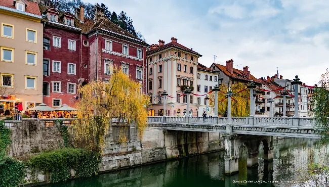Ponte dei Calzolai con case colorate a Lubiana